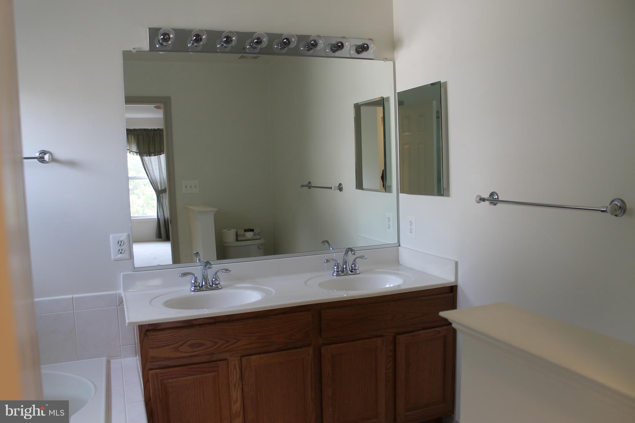 SIGNATURE AT BROADLANDS - Residential Lease