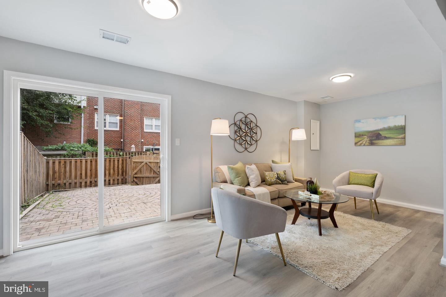 4552 KING EDWARD COURT