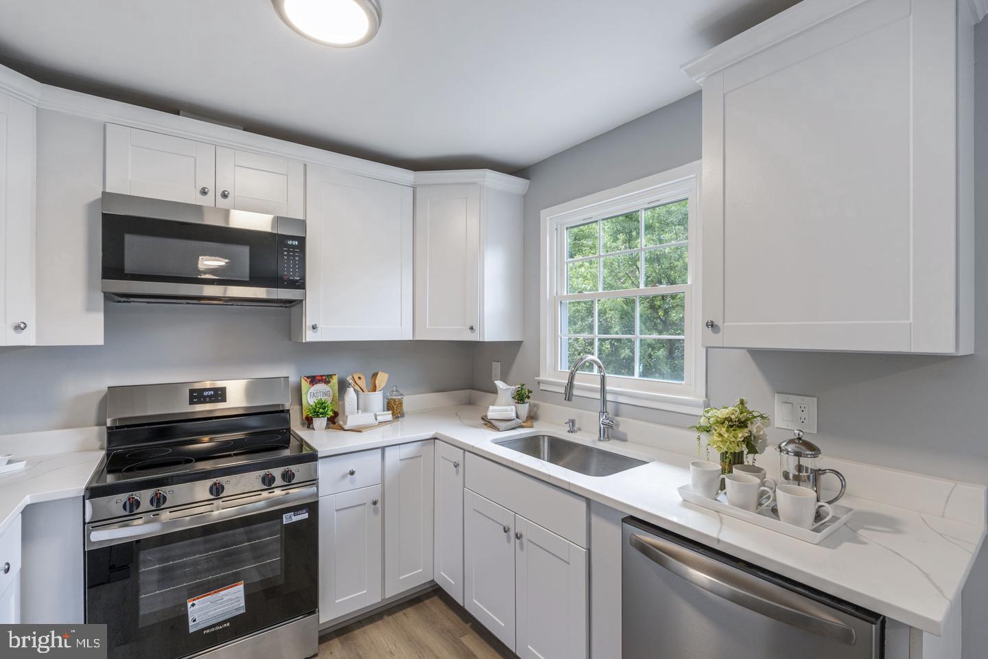 4552 KING EDWARD COURT
