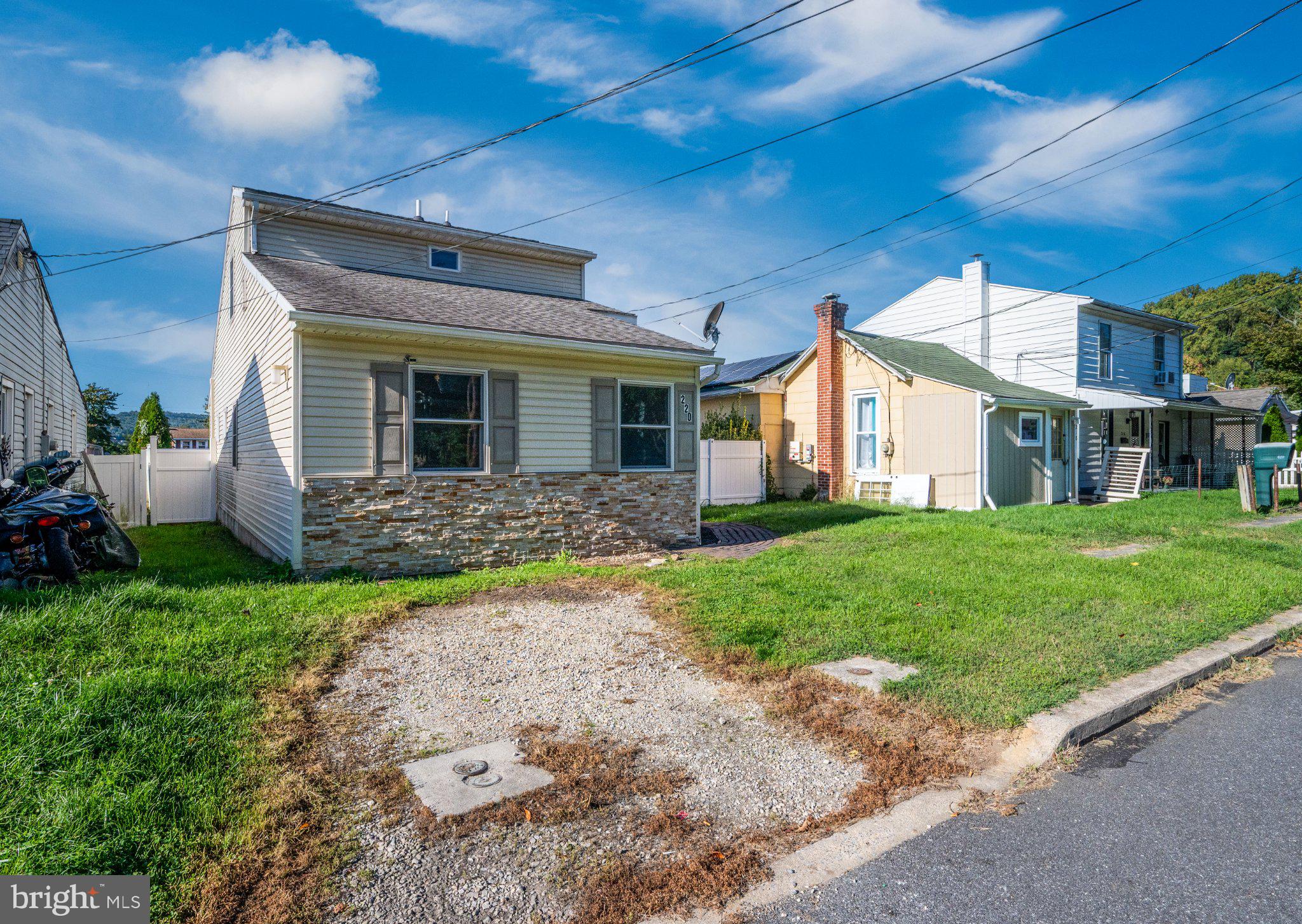 220 WOODLAND AVENUE