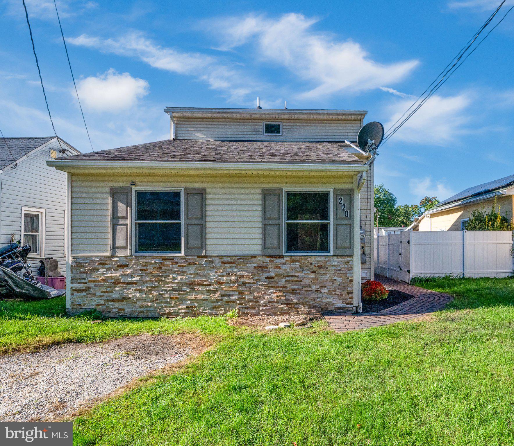 220 WOODLAND AVENUE