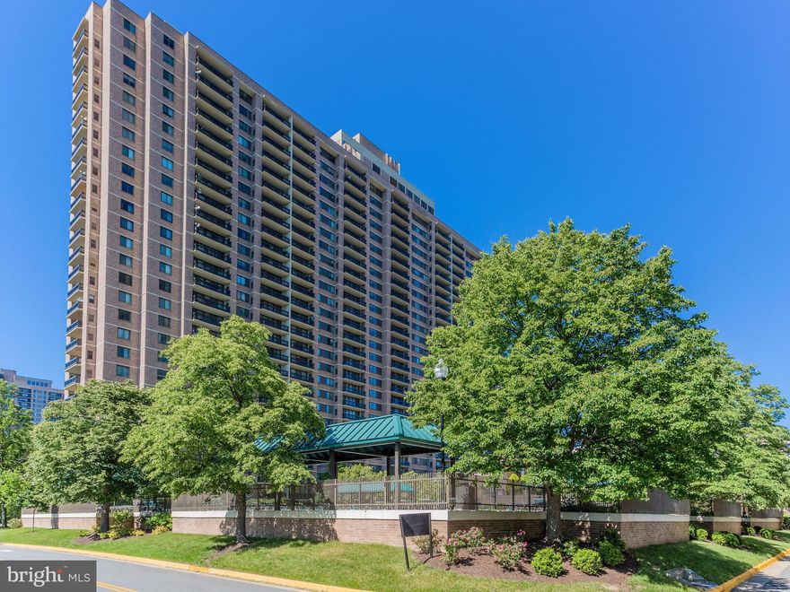 A Stylish, Spacious & Sunny 2 bedrooms, 2 baths luxury condo. . Big Balcony. Garage parking. All amenities. 24 hour desk. Exercise, Steam & Sauna facilities. Large size swimming pool. Penthouse Billiard, Card & Party rooms.Close to shopping. Bus at front. Comfort, Convenience, Lifestyle & Location.