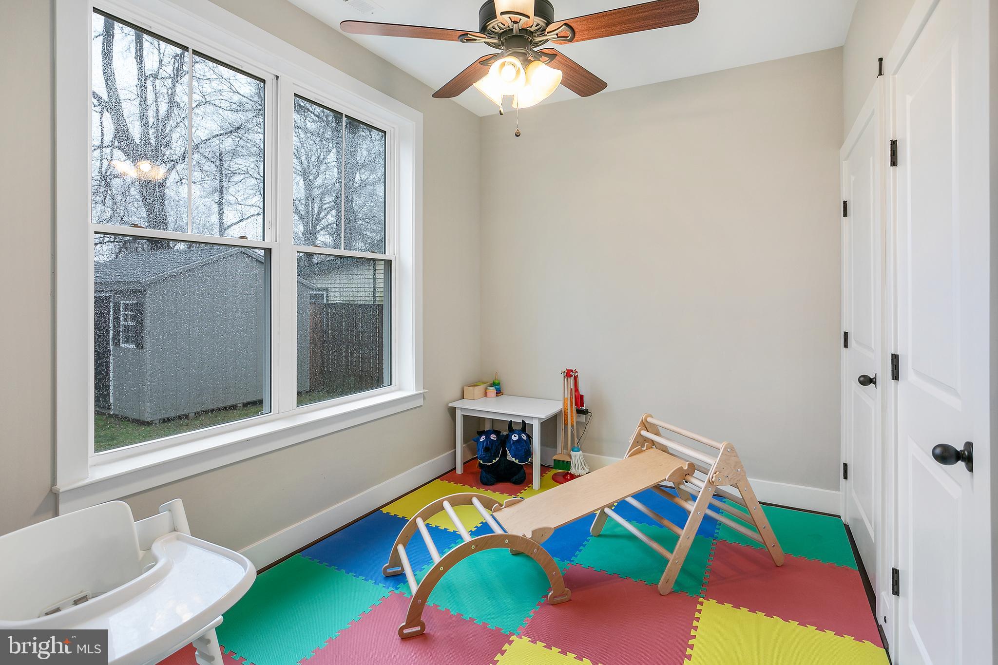 WOODLAND BEACH - Residential