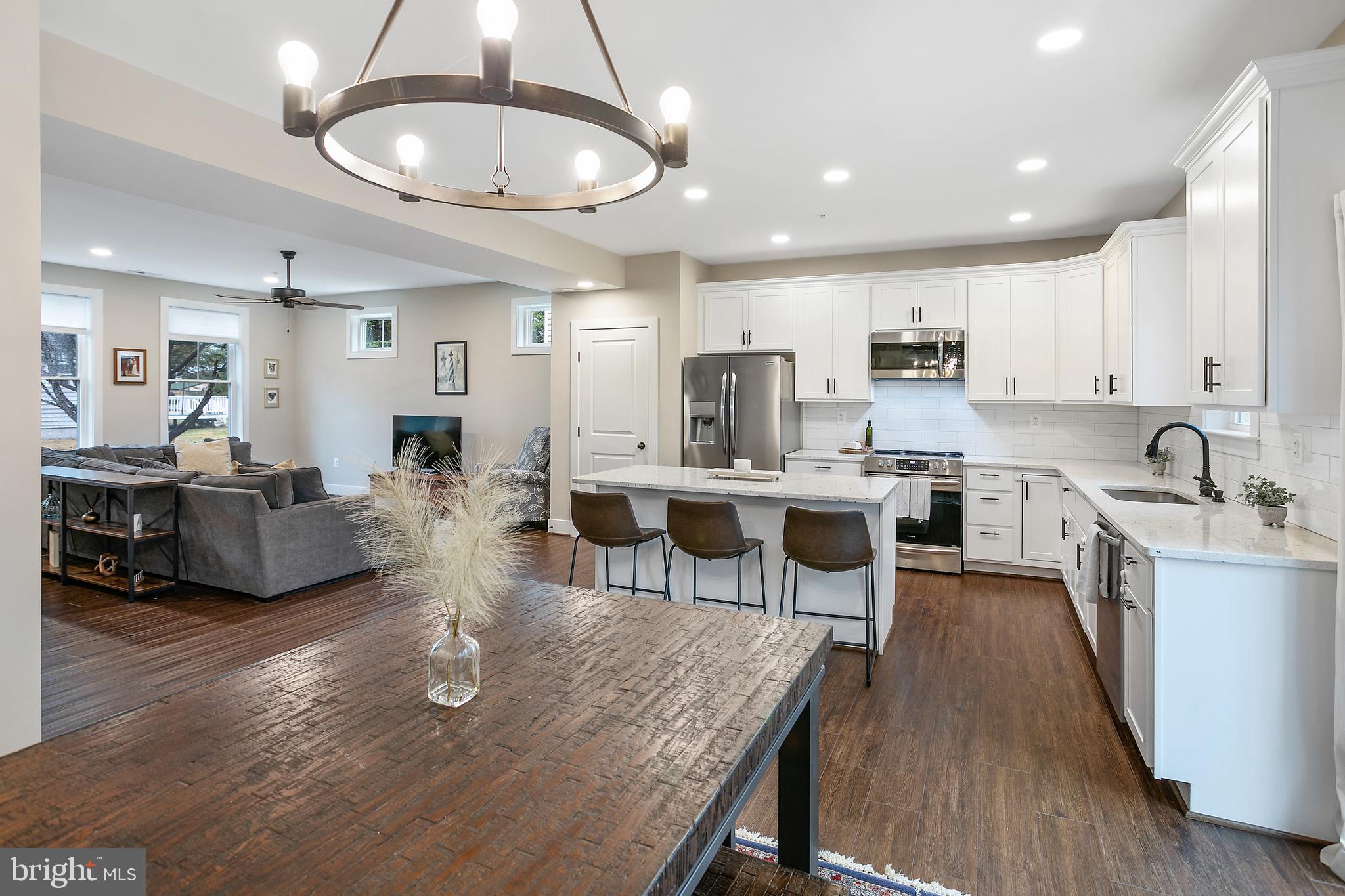 WOODLAND BEACH - Residential