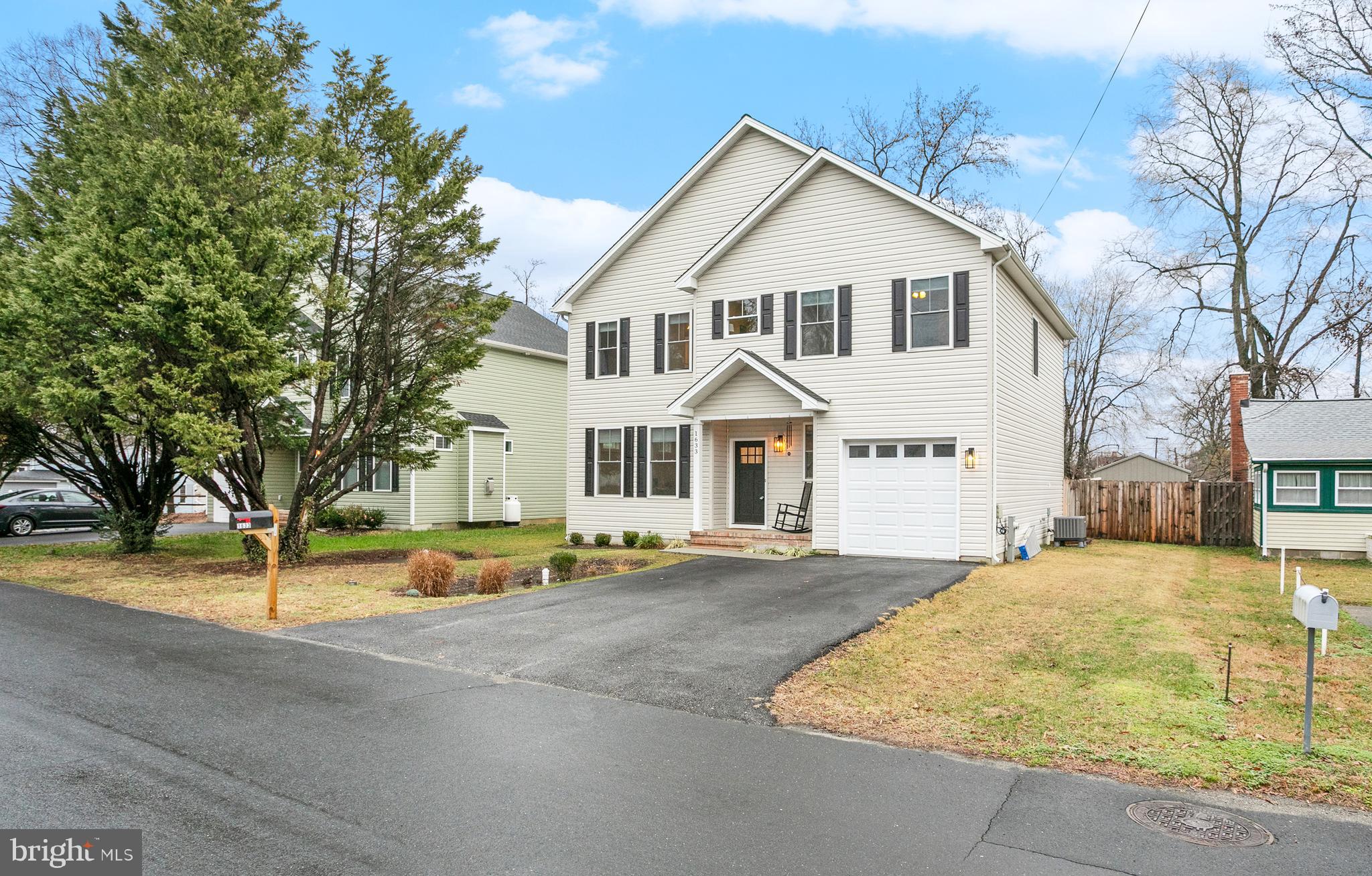 WOODLAND BEACH - Residential