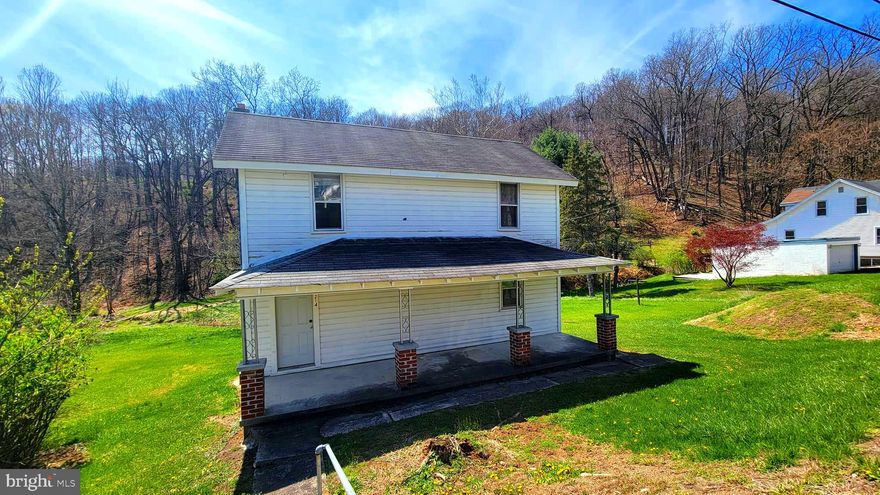 COUNTRY LIVING BUT CLOSE TO TOWN.  THIS 2 BEDROOM 1 BATH HOME NEEDS A LITTLE TLC.  GAS HEAT.  EFFIICIENT USE OF SPACE.