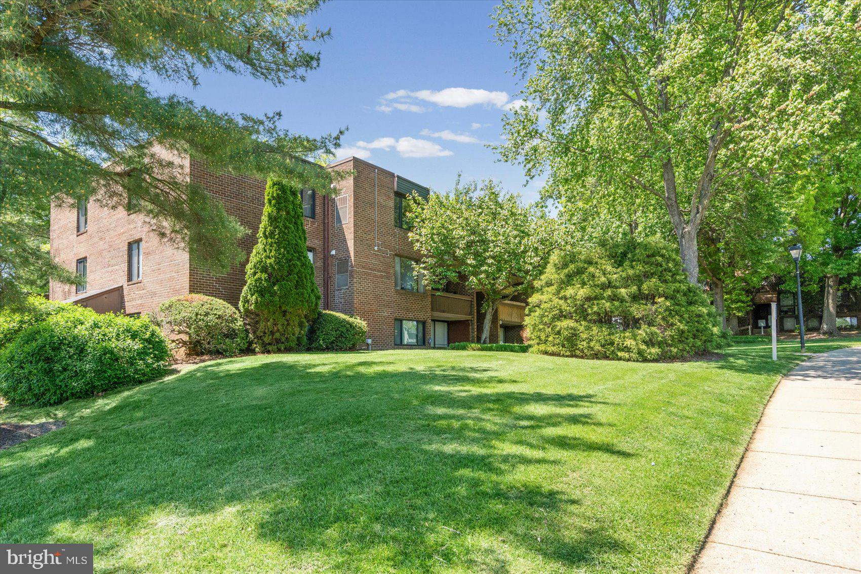 LONG REACH HOUSE CONDOMINIUMS - Residential