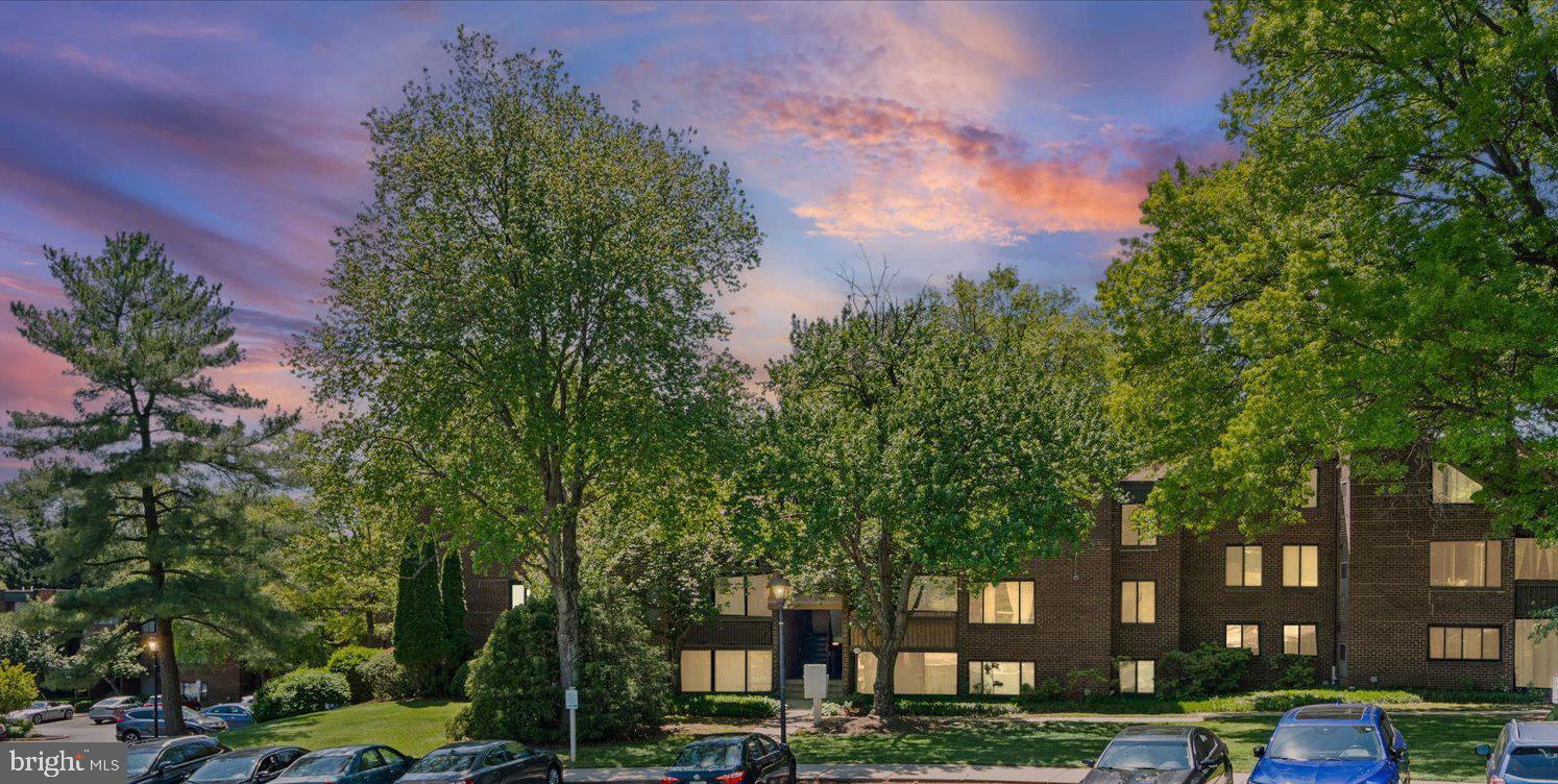 LONG REACH HOUSE CONDOMINIUMS - Residential