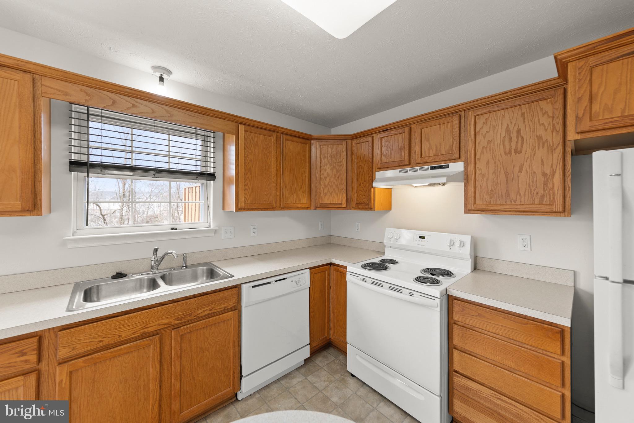 WINDSTONE TOWNHOMES - Residential Lease