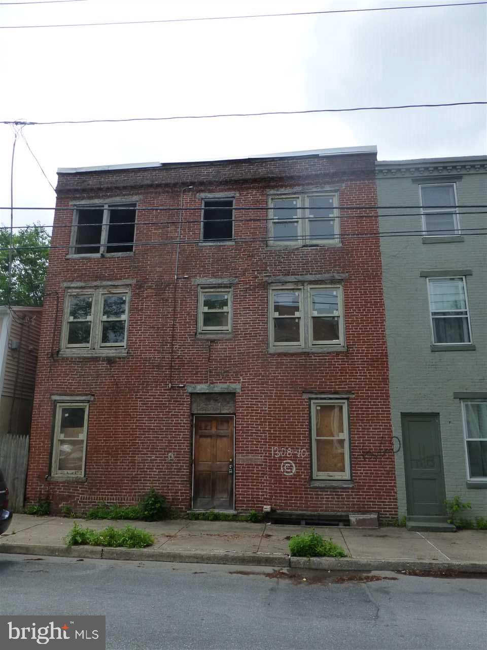Here is your chance to own a building with more than 3,400 Sq Ft in heart of Midtown. Needs some structural work. Report in disclosure. Nearly gutted. With approval could be 3-5 units.