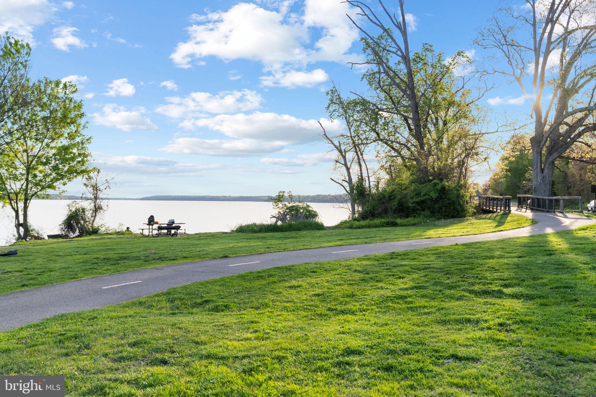 FORT HUNT ESTATES - Residential