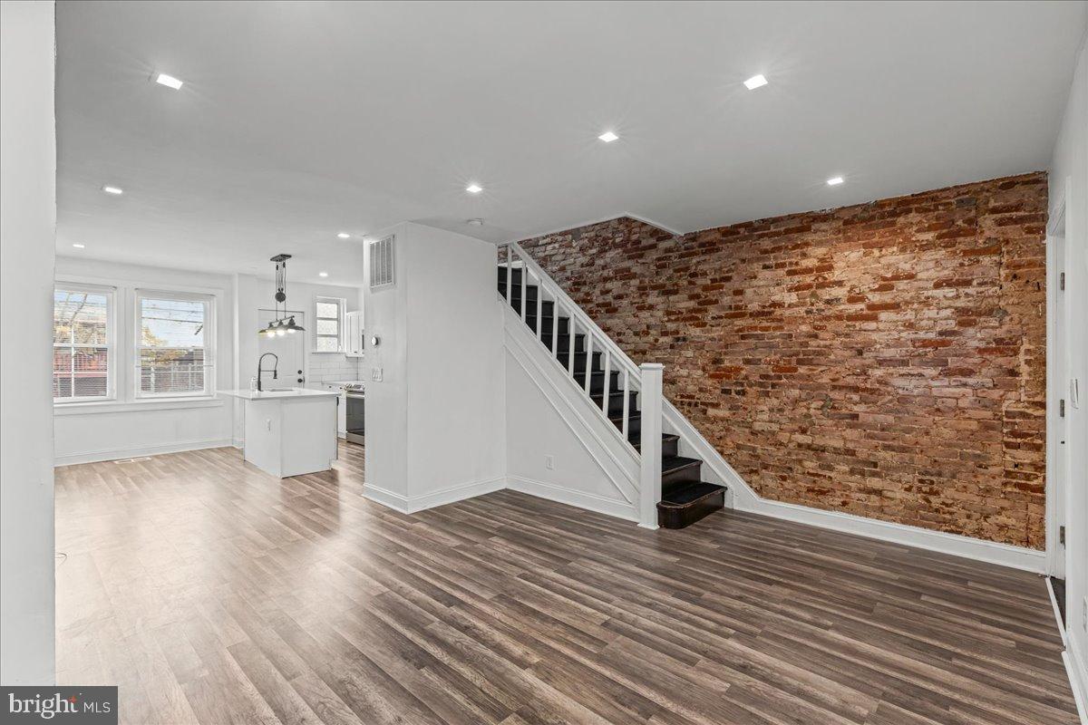 ELMWOOD PARK - Residential