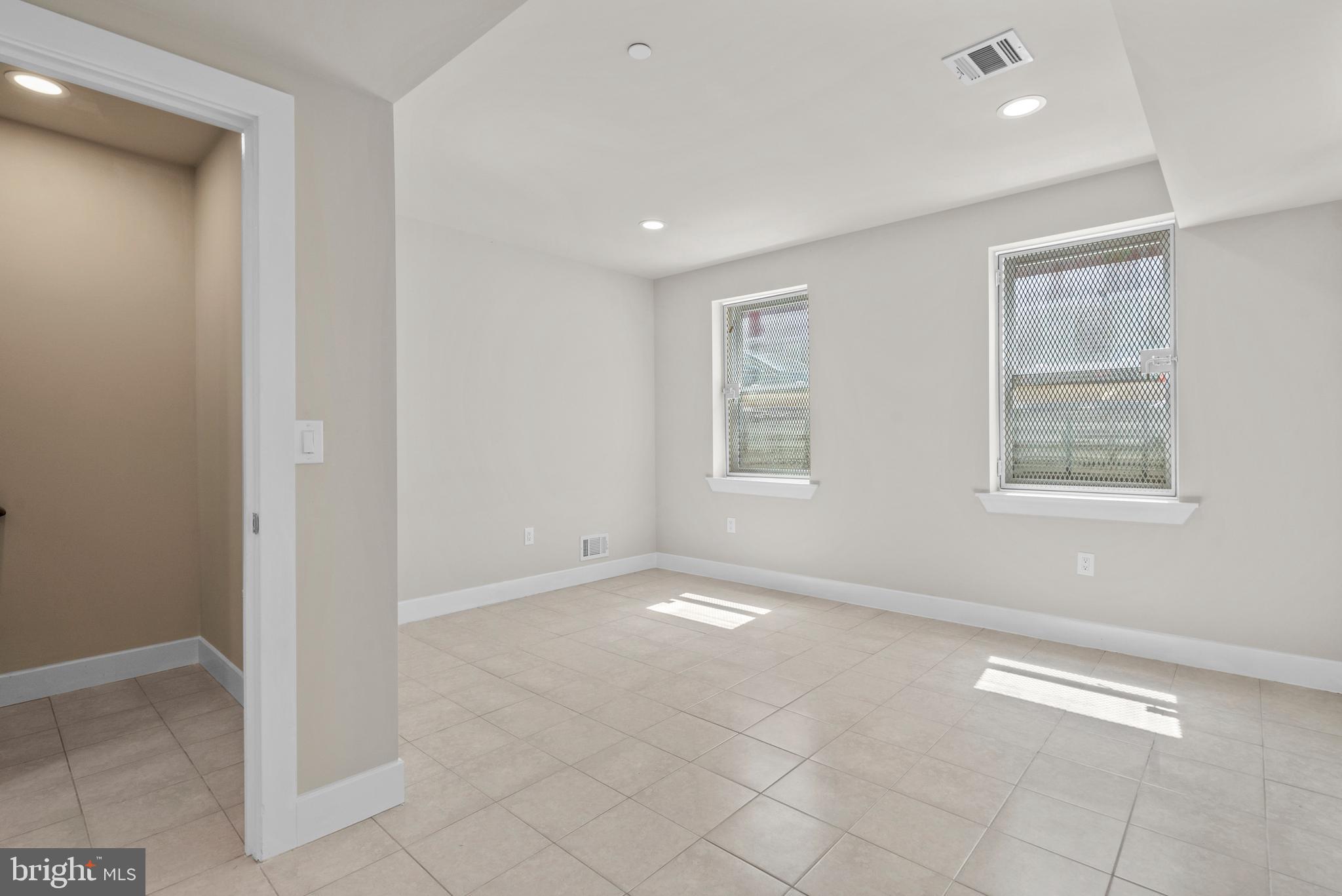 EAST KENSINGTON - Residential