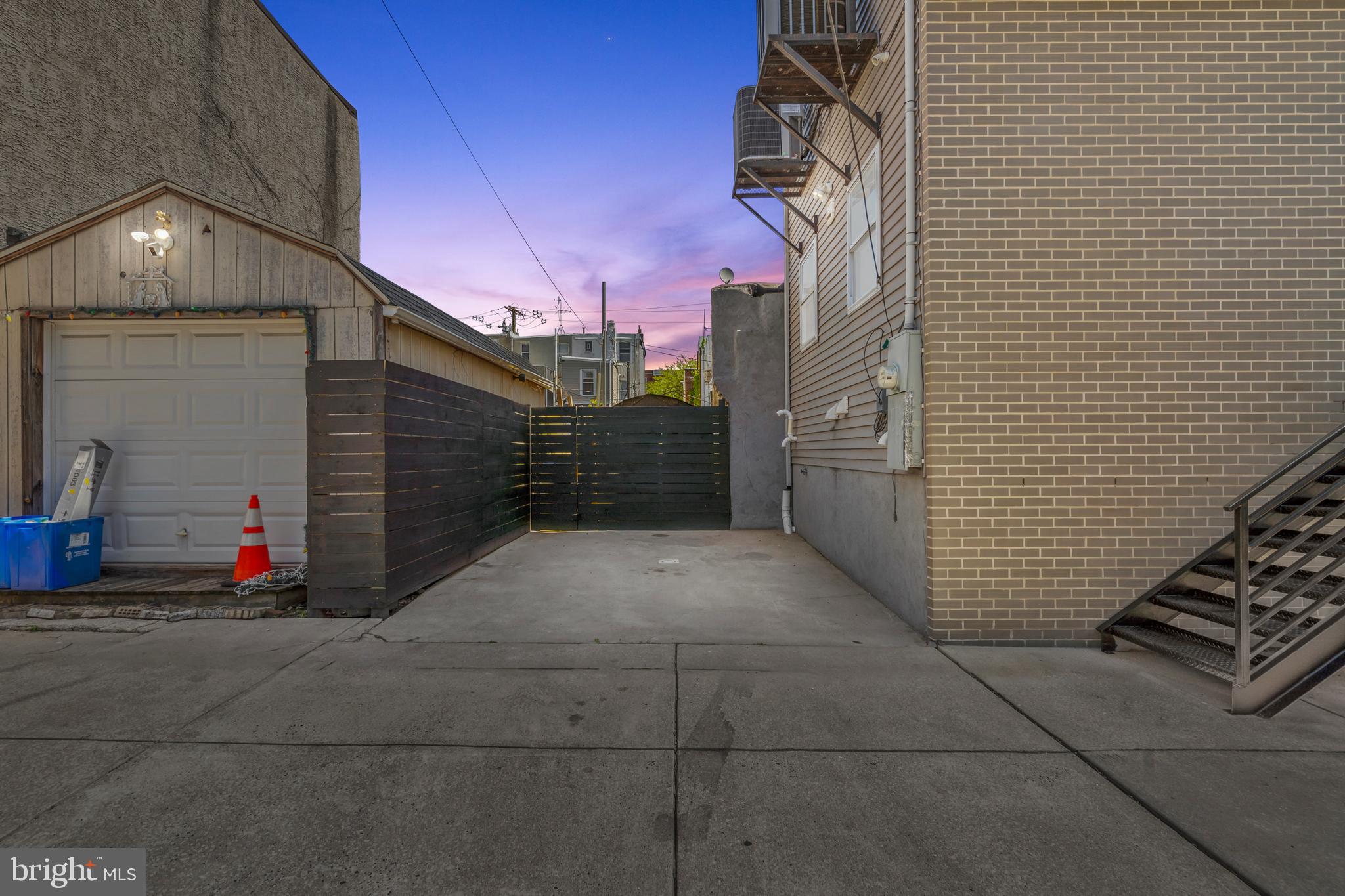 EAST KENSINGTON - Residential