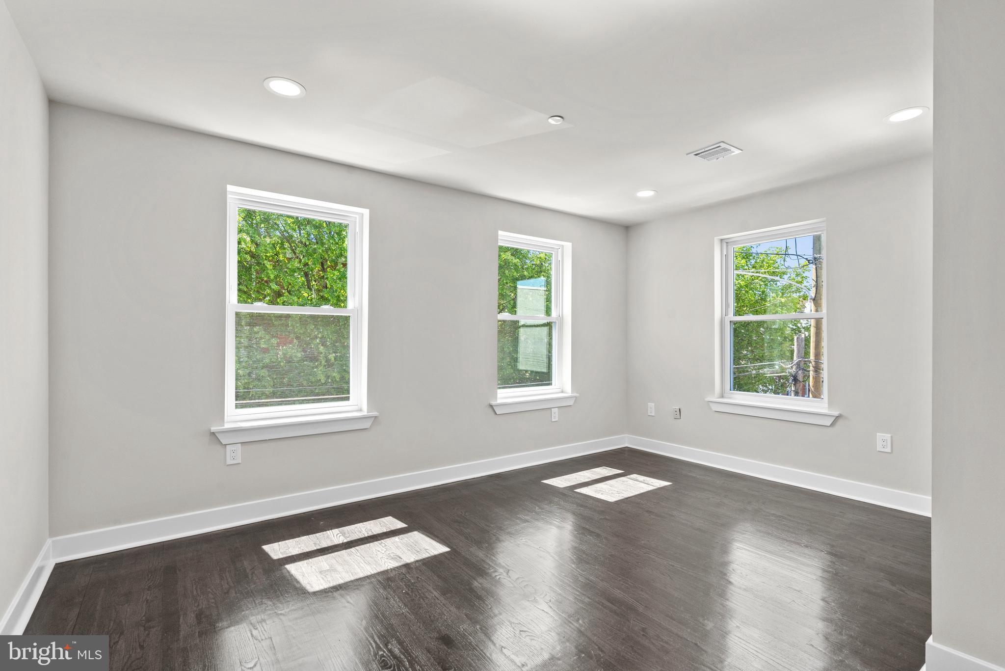 EAST KENSINGTON - Residential