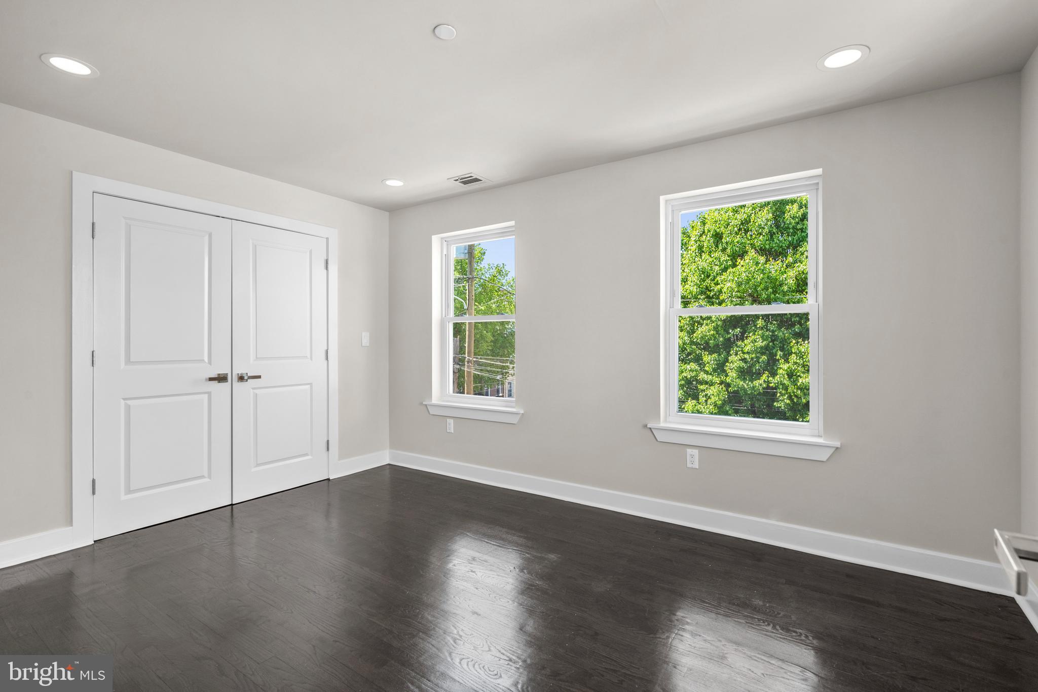 EAST KENSINGTON - Residential