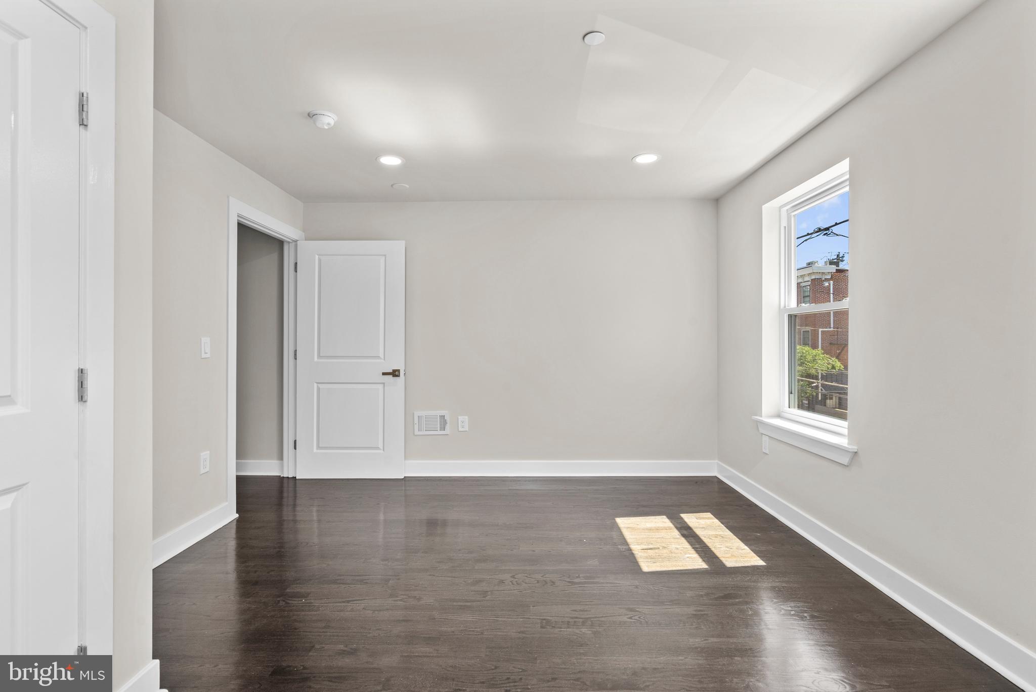 EAST KENSINGTON - Residential