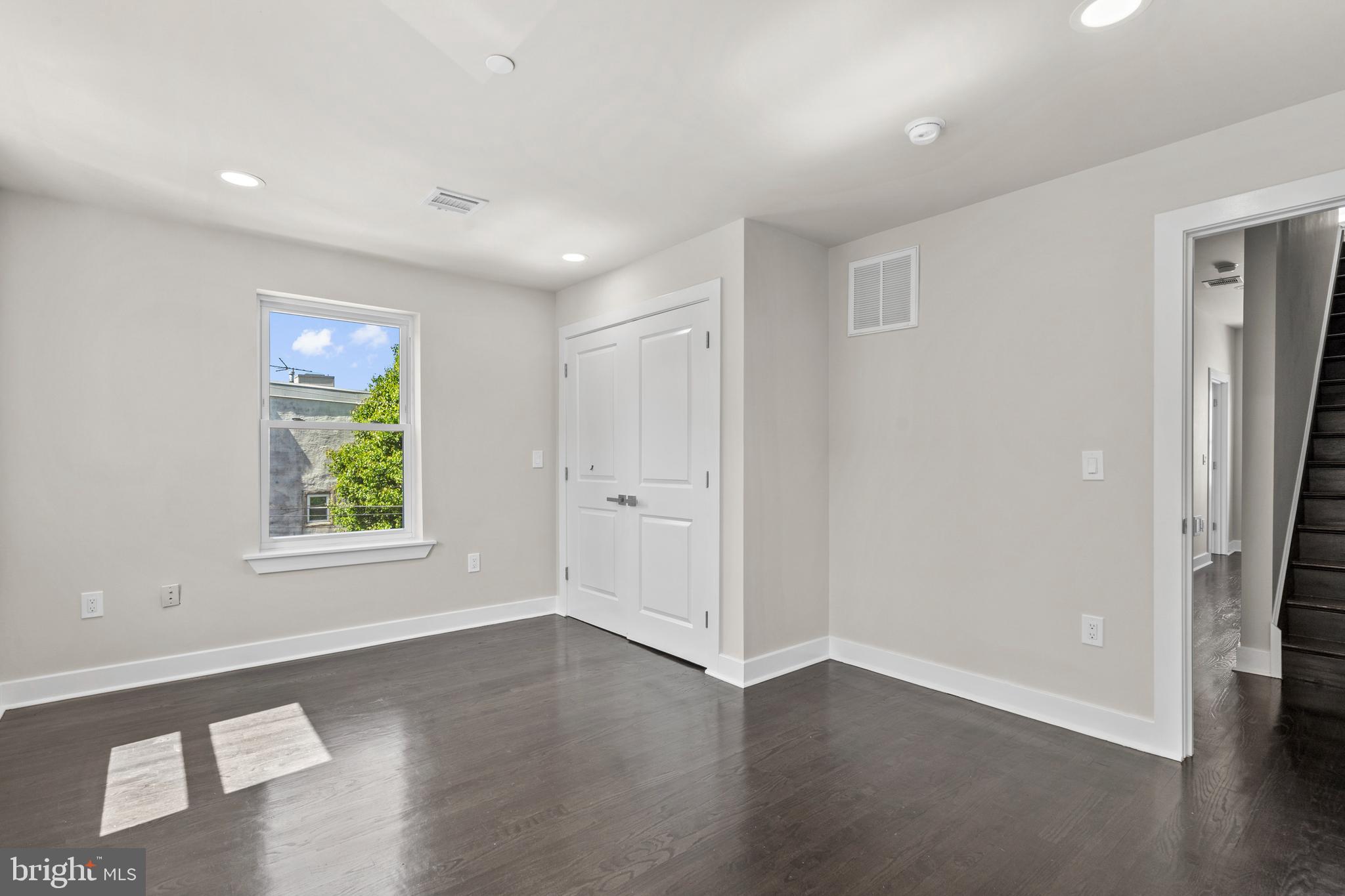 EAST KENSINGTON - Residential