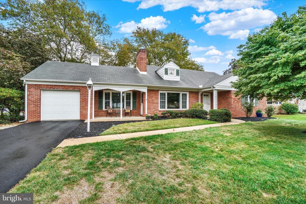 Photo of 398 Edgehill Road, YORK, PA 17403 (MLS # PAYK2089276)