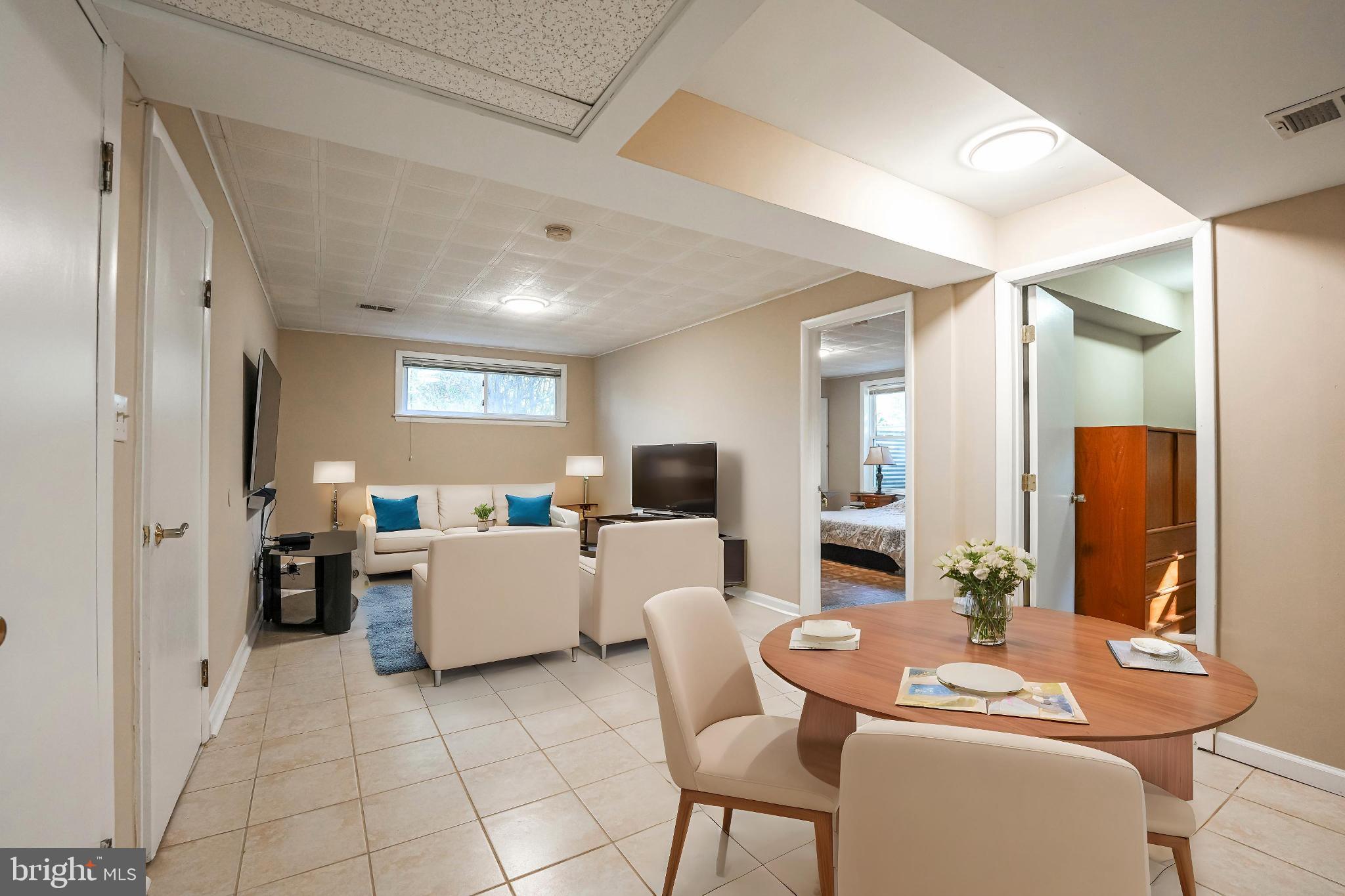 MCLEAN MANOR - Residential Lease