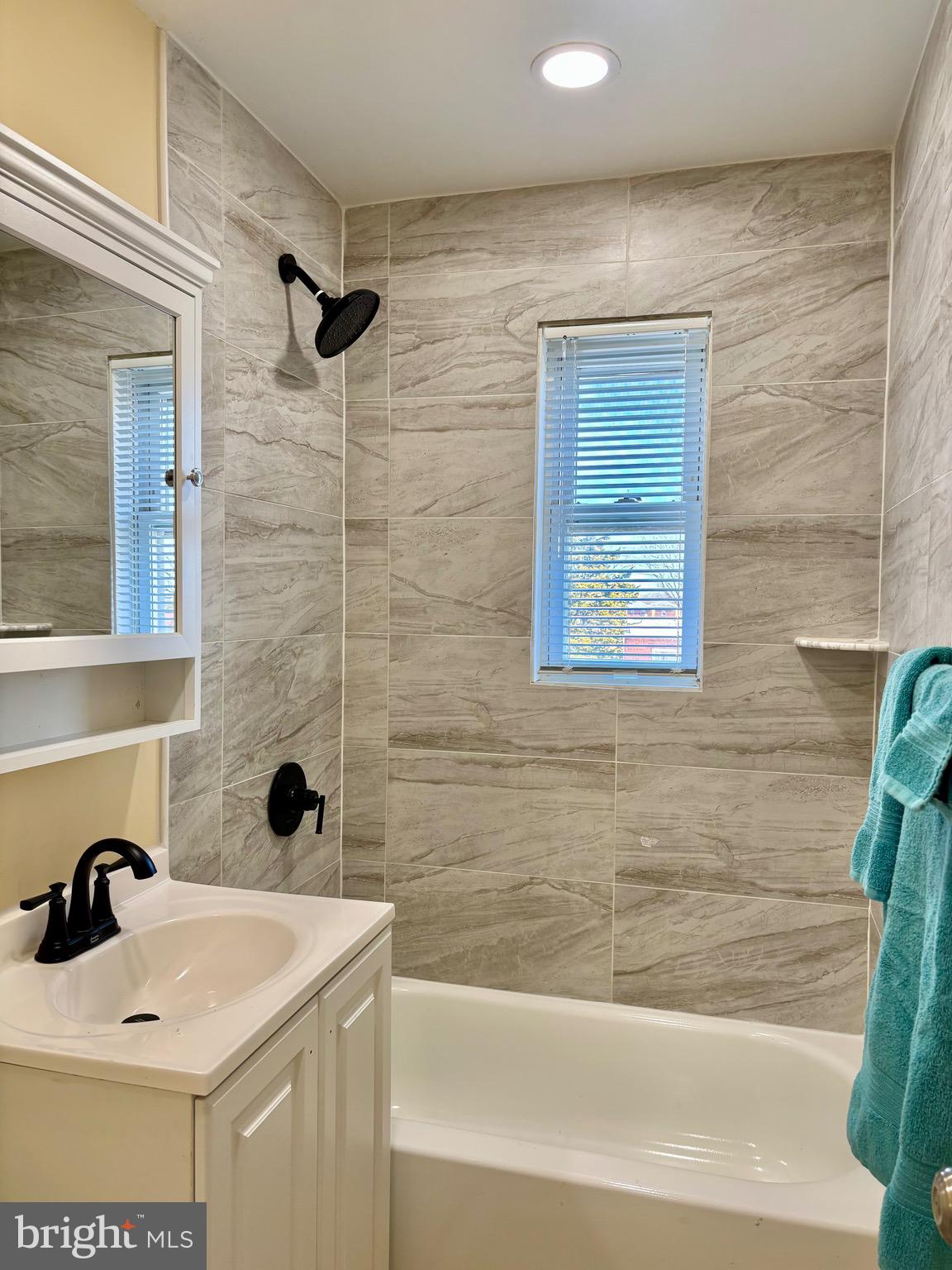 NEW HAMPSHIRE ESTATES - Residential Lease