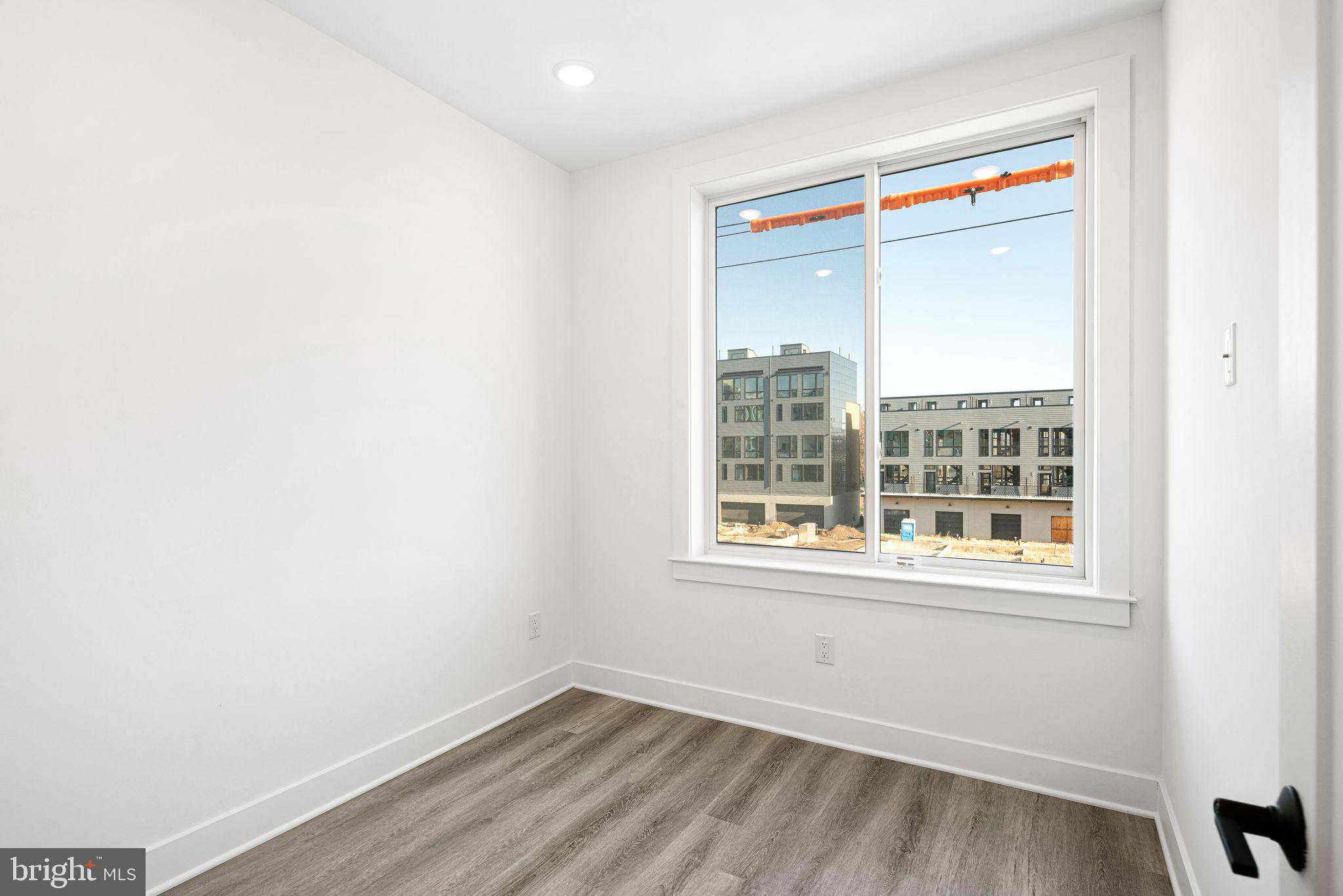 PORT RICHMOND - Residential Lease