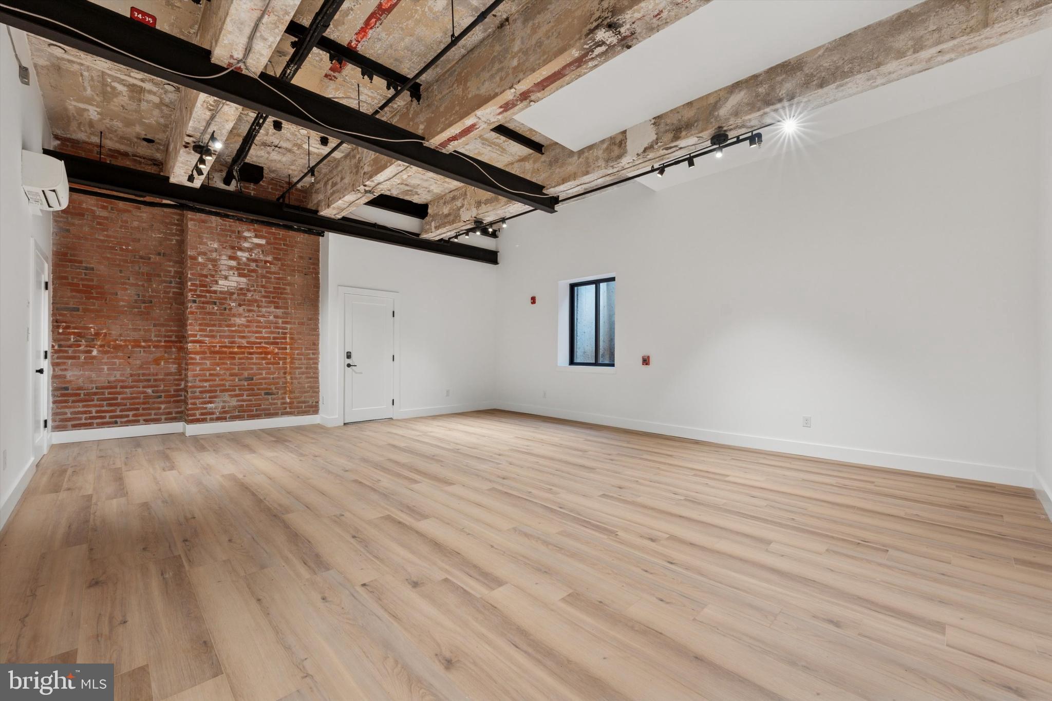 QUEEN VILLAGE - Commercial Lease