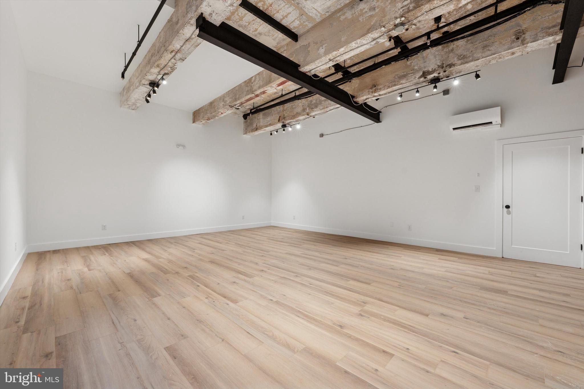 QUEEN VILLAGE - Commercial Lease