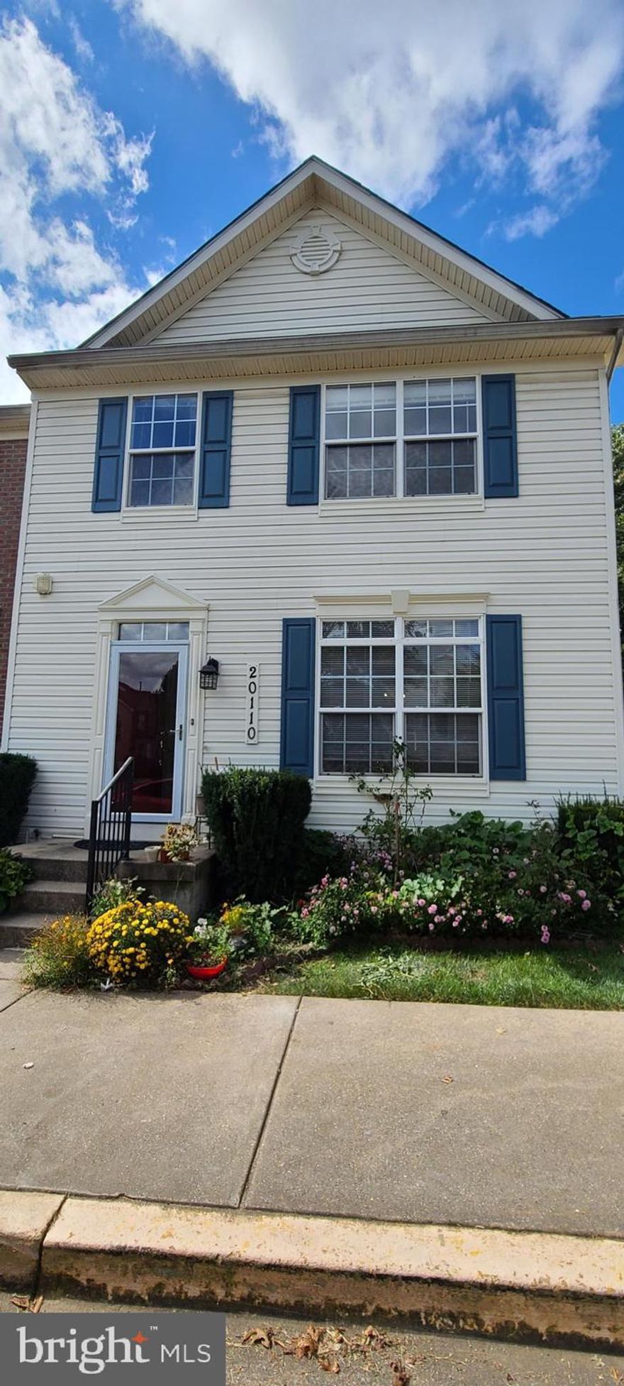 LOCATION LOCATION LOCATION!!  END UNIT TOWN HOME WITH AMAZING OPEN FLOOR PLAN THAT OFFERS 3BD 2FULL BATH & 2 HALF BATH. SUN FILLED LIVING & DINNING ROOM WITH HARDWOOD FLOORS. BEAUTIFUL KITCHEN WITH  STAINLESS STEEL APPLIANCES. FAMILY ROOM WITH PATIO DOOR THAT GIVES ACCESS TO HUGE DECK WITH A VIEW. 
SPACIOUS BASEMENT WITH RECREATION ROOM , DEN & HALF BATH.