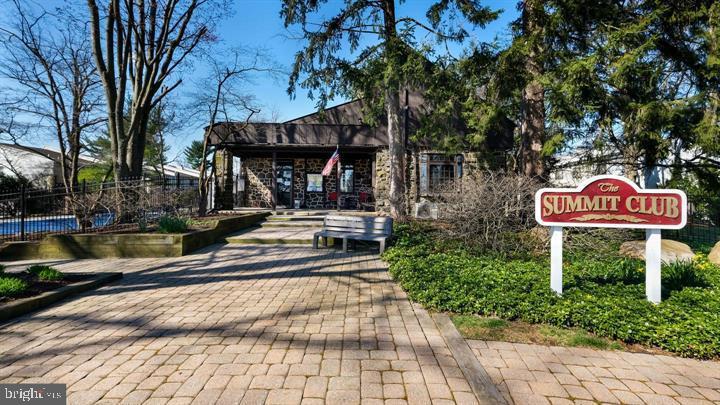 SUMMIT HOUSE - Residential