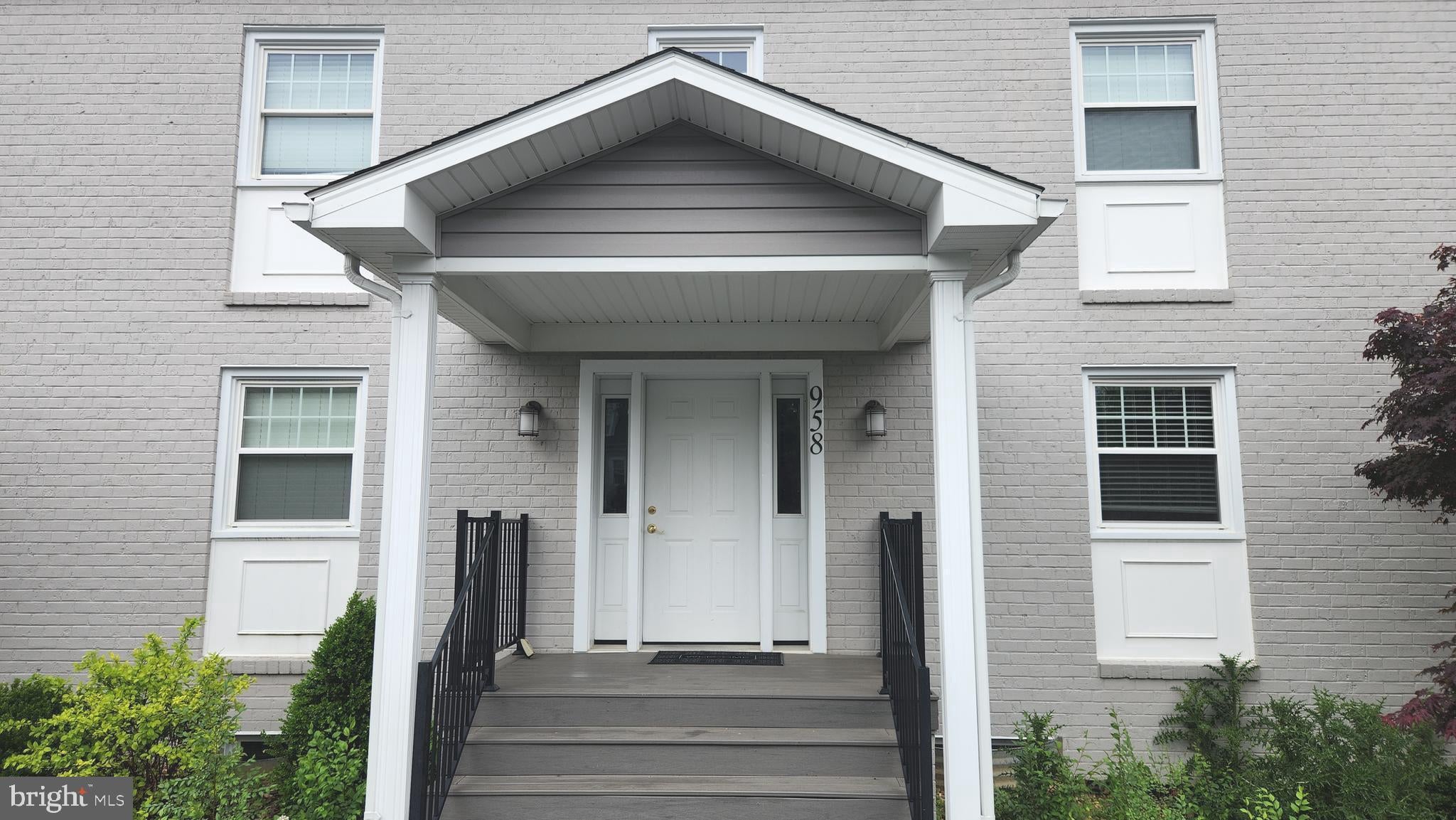 958 COLLEGE AVENUE