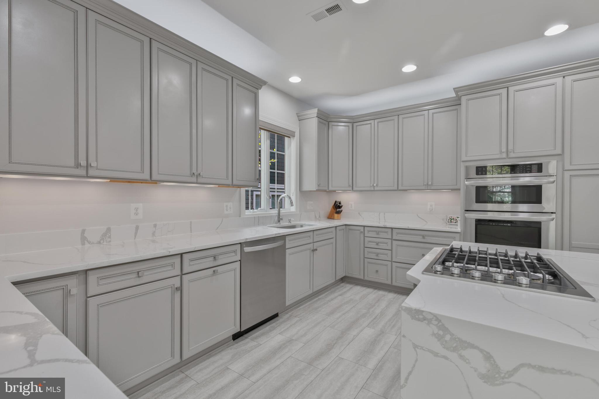 OVER LEE KNOLLS - Residential