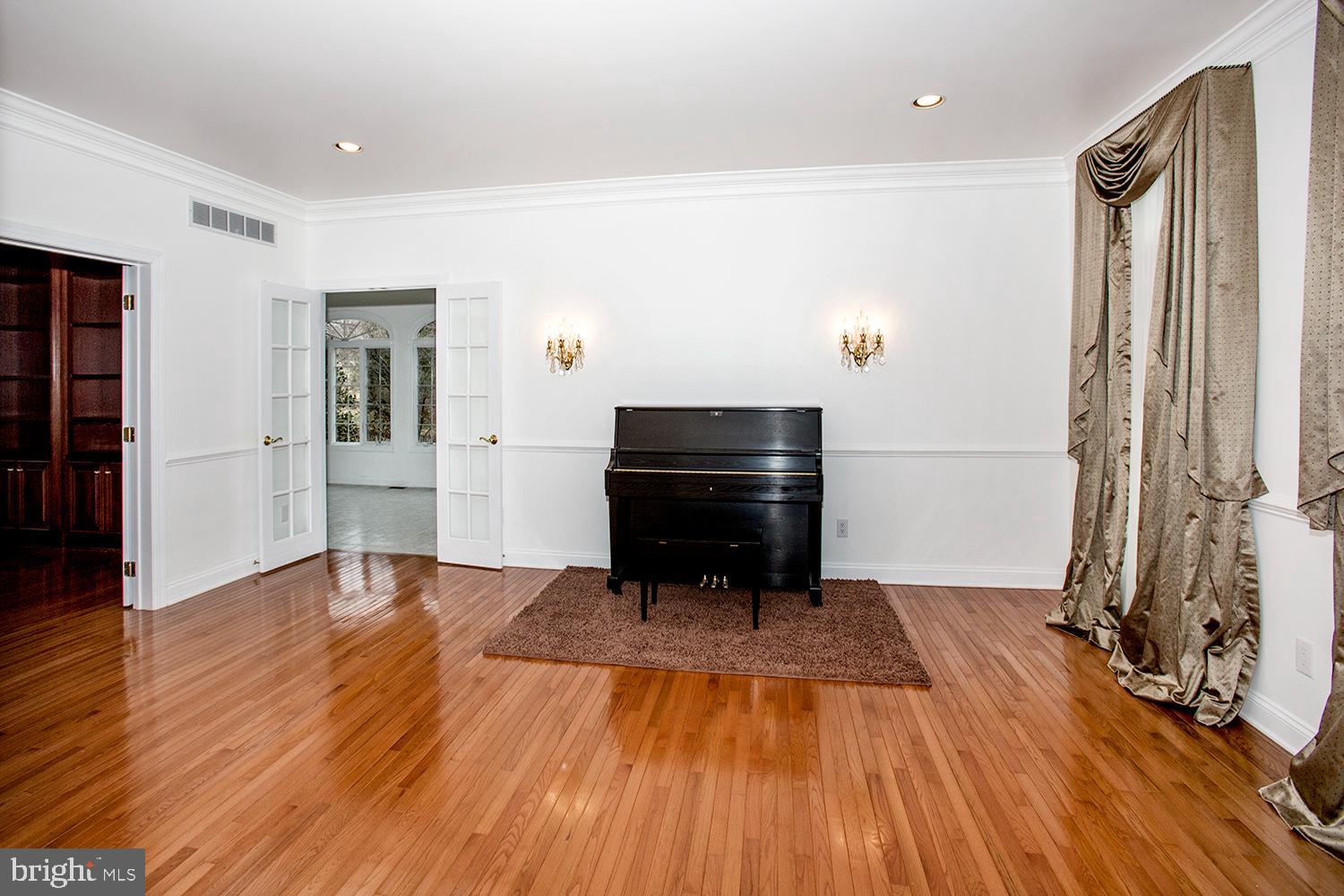 189 CHRISTOPHER DRIVE