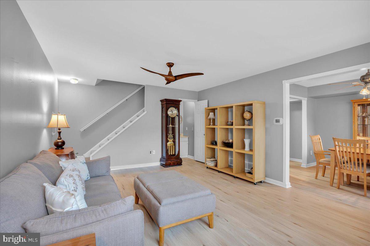 1035 HARBOUR DRIVE