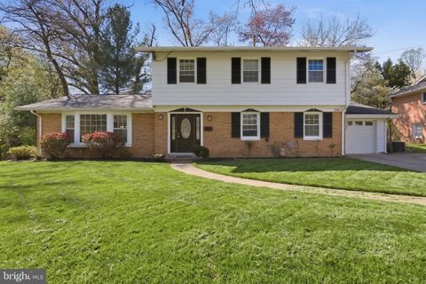 Photo of 11910 Tildenwood Drive, ROCKVILLE, MD 20852 (MLS # MDMC2227814)