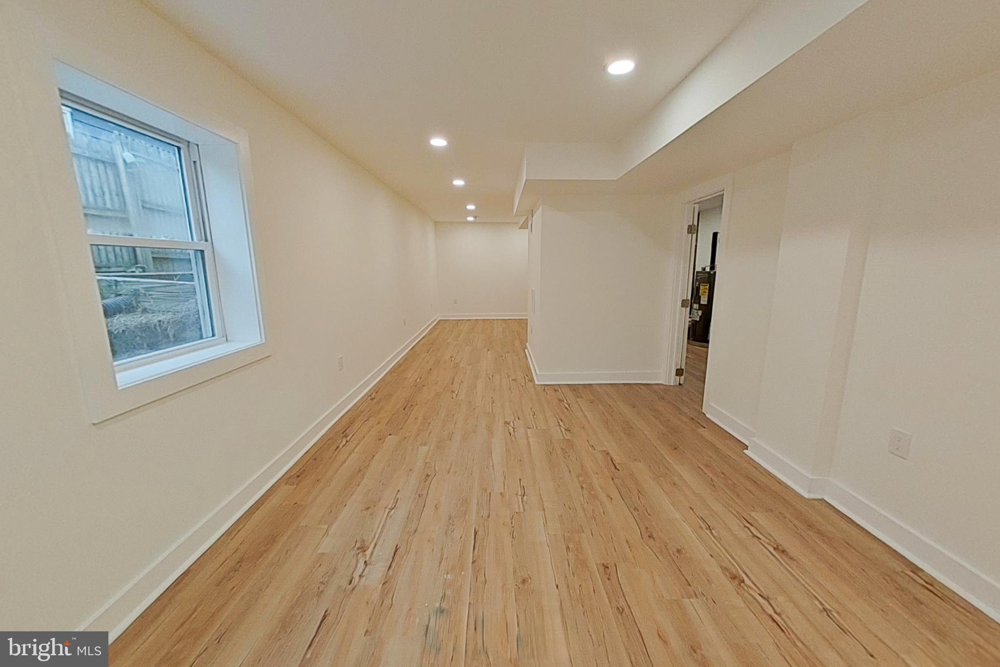 WOODLAND BEACH - Residential