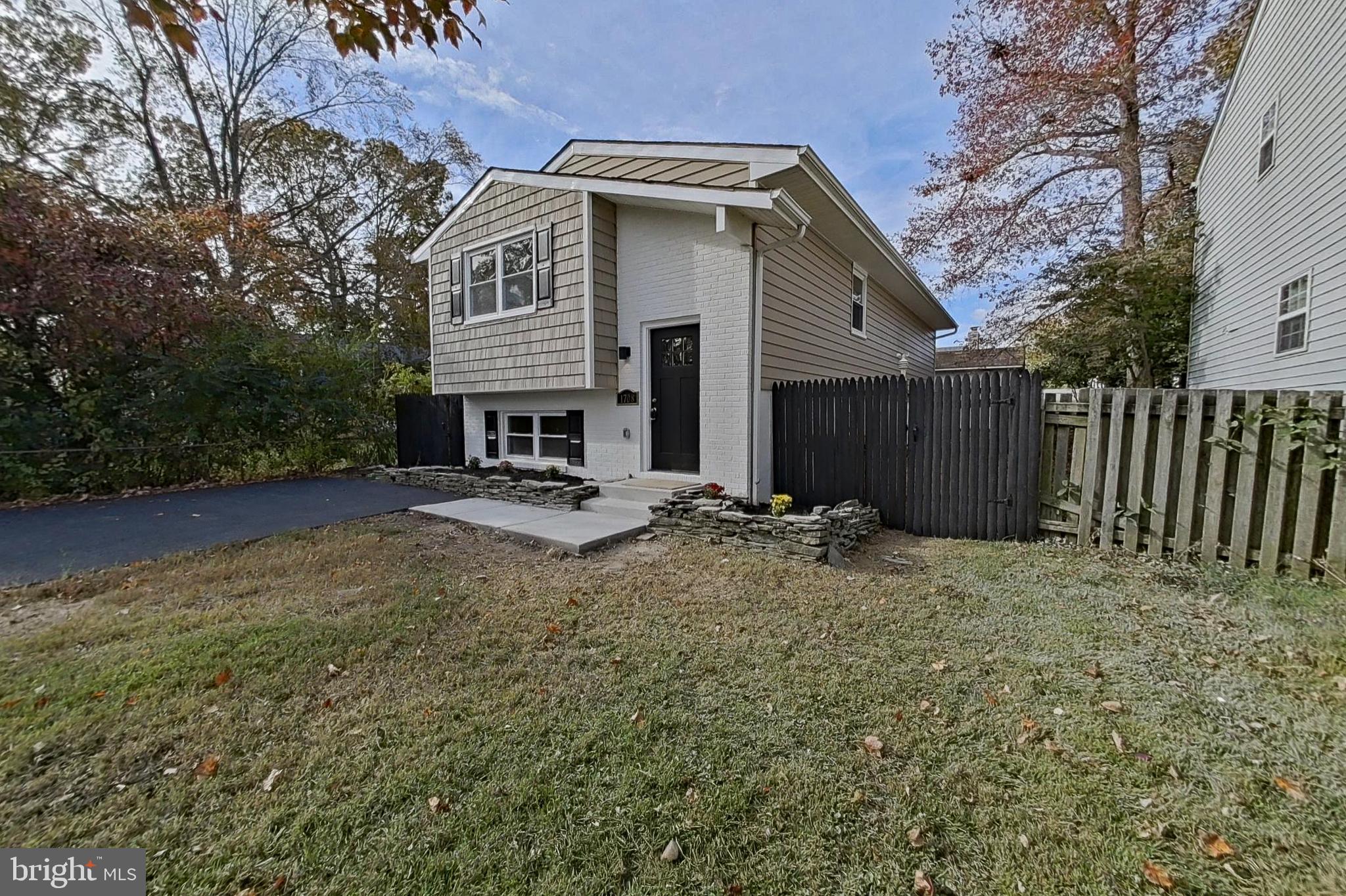 WOODLAND BEACH - Residential