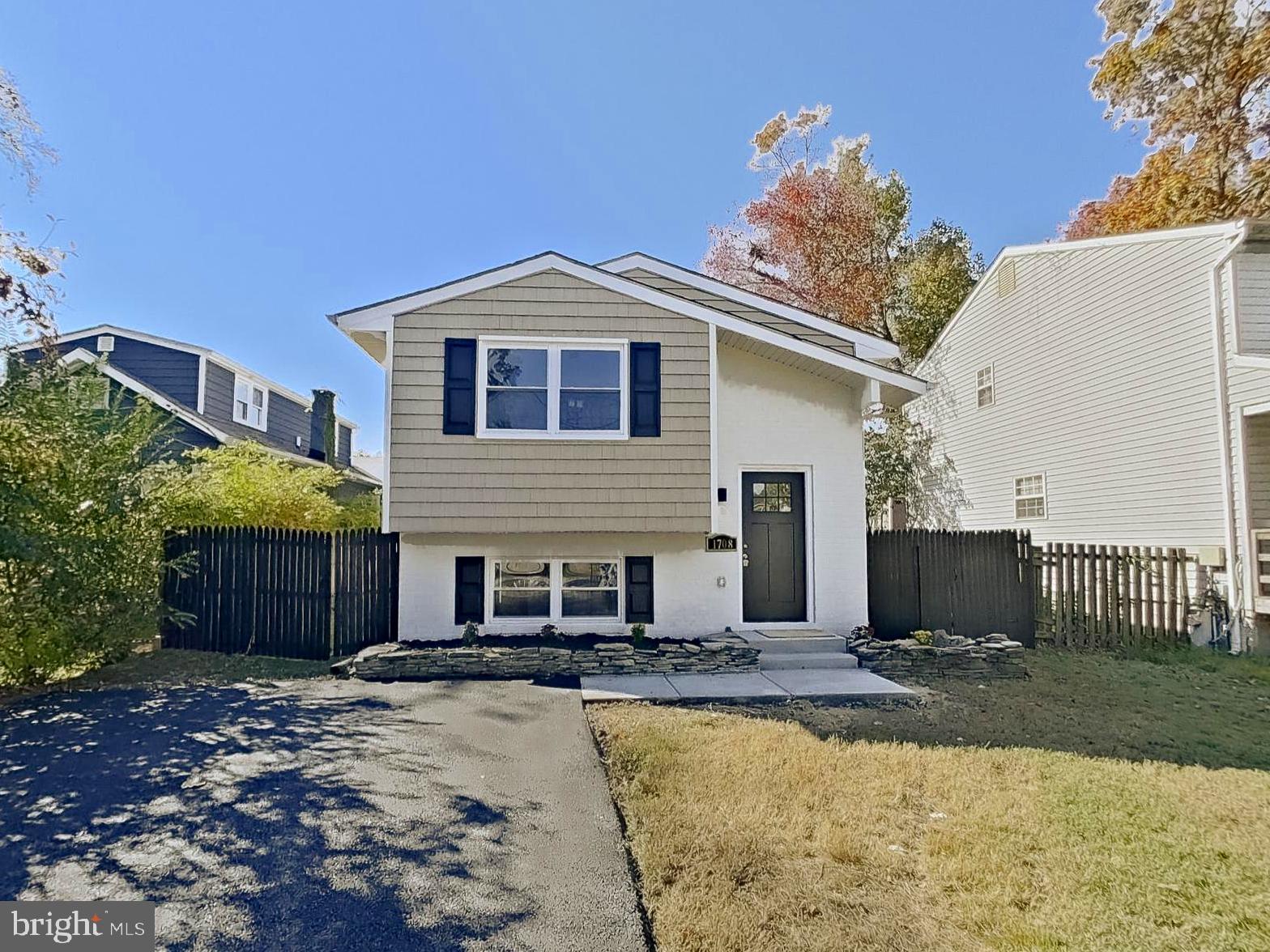 WOODLAND BEACH - Residential