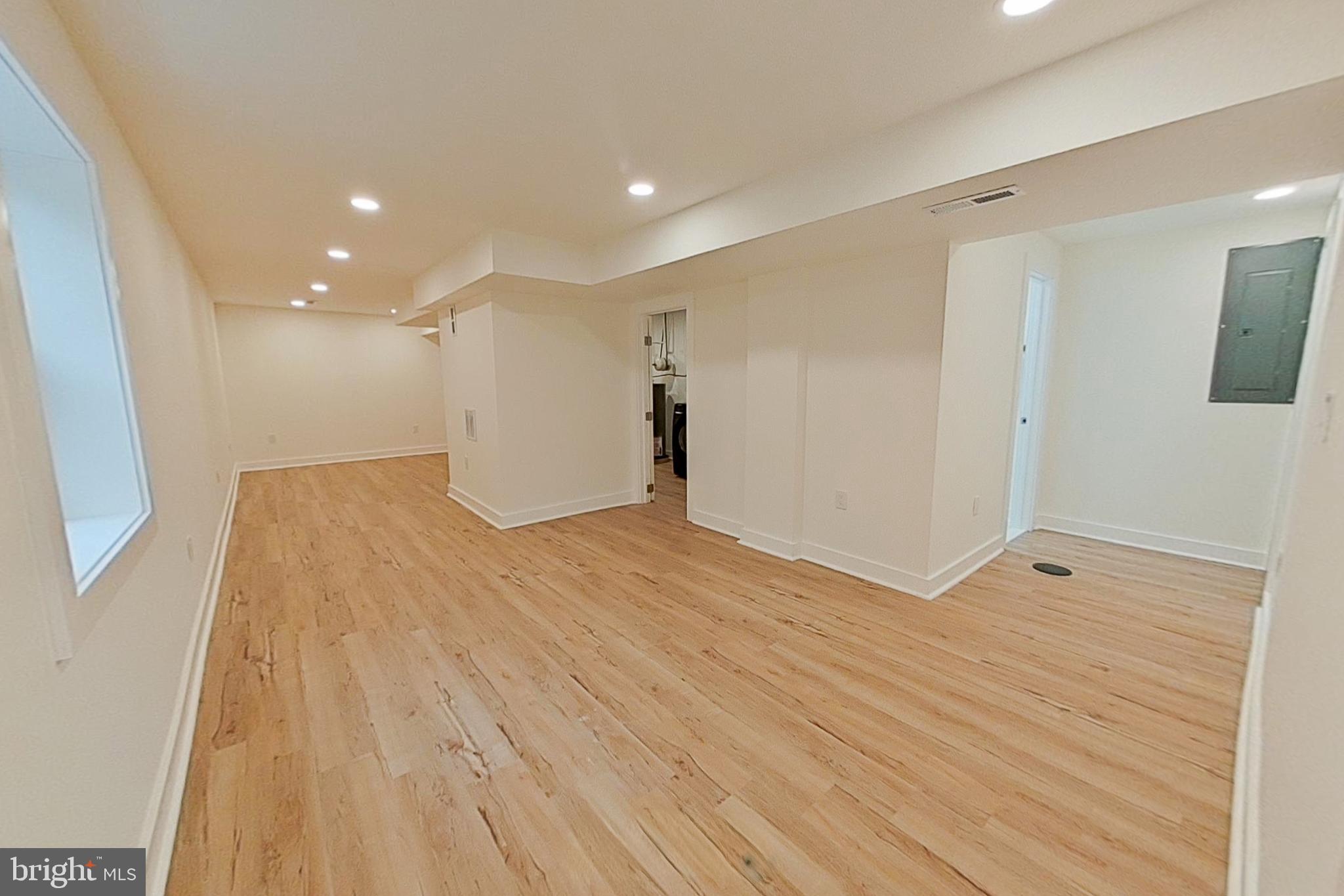 WOODLAND BEACH - Residential