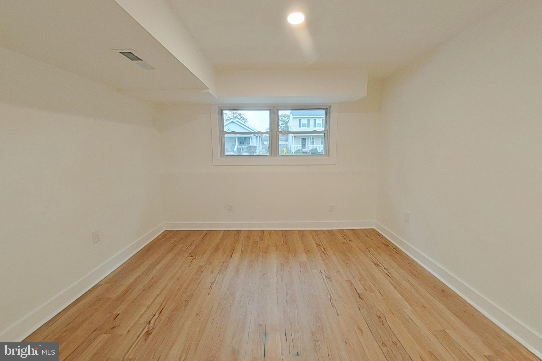 WOODLAND BEACH - Residential