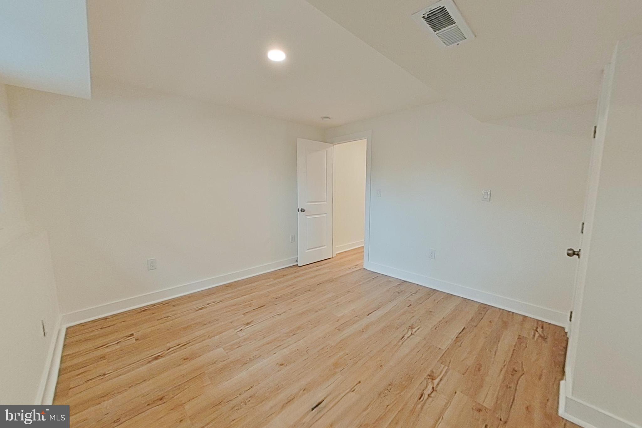 WOODLAND BEACH - Residential