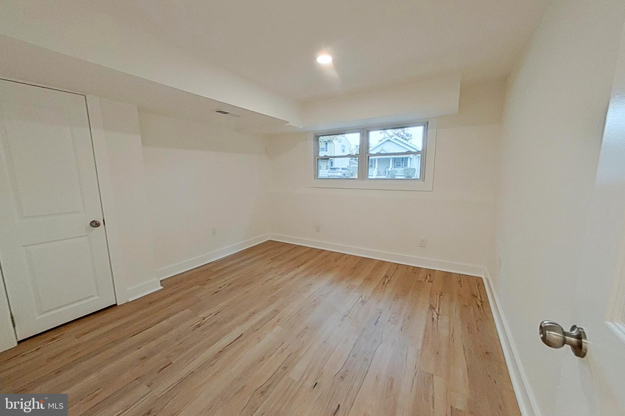 WOODLAND BEACH - Residential