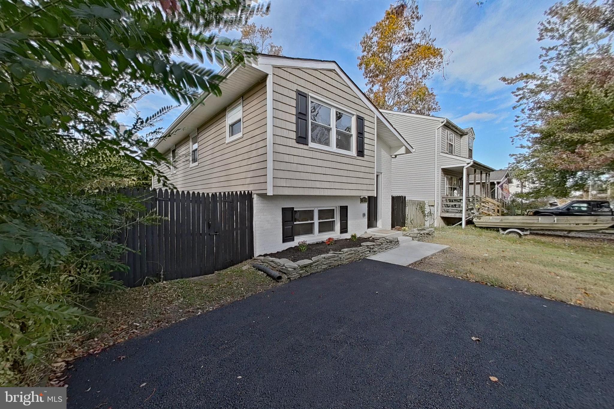 WOODLAND BEACH - Residential