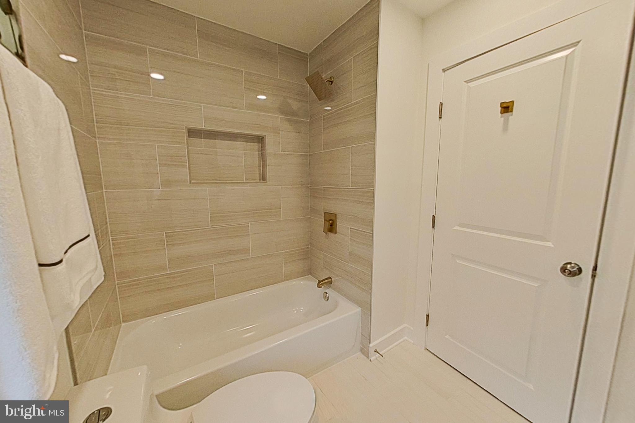 WOODLAND BEACH - Residential