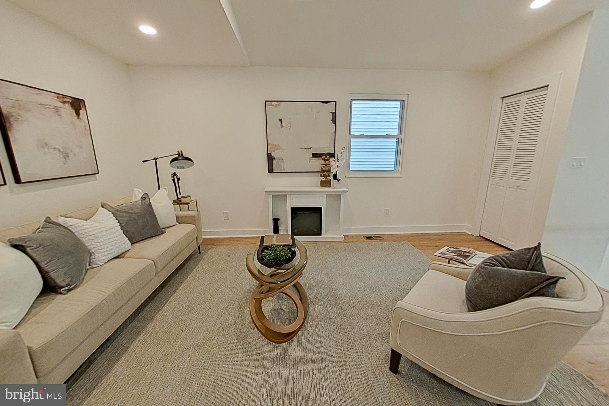 WOODLAND BEACH - Residential