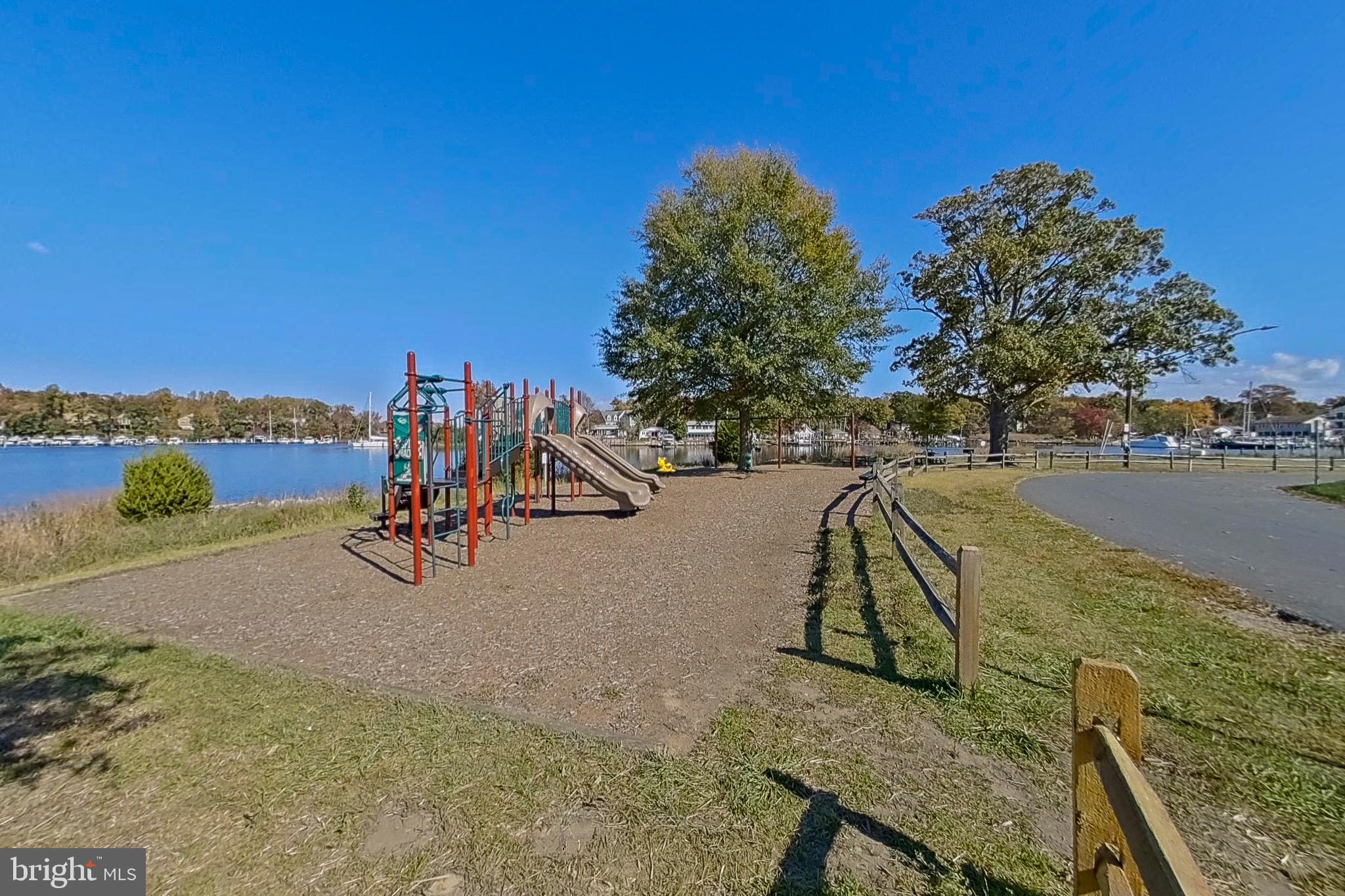 WOODLAND BEACH - Residential