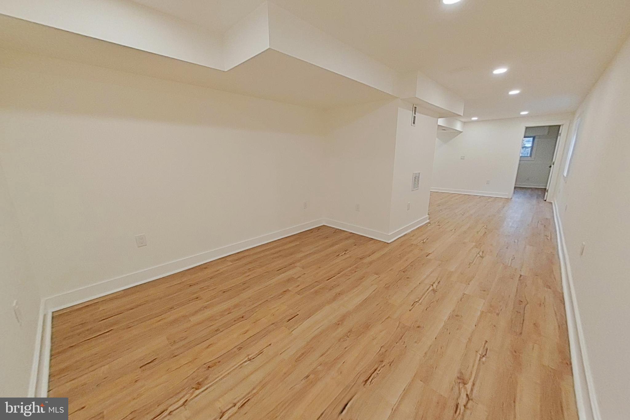 WOODLAND BEACH - Residential