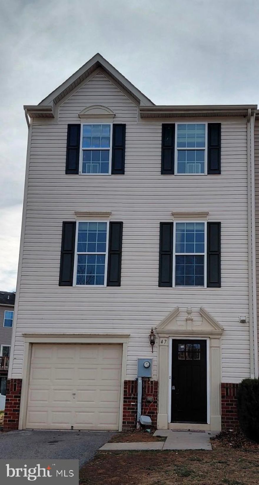 End unit townhome fully fresh with new paint, new flooring,  and ready to go.  You even have access to the Potomac River with pavilion, play area, and swimming.  Broker Agent/Owner