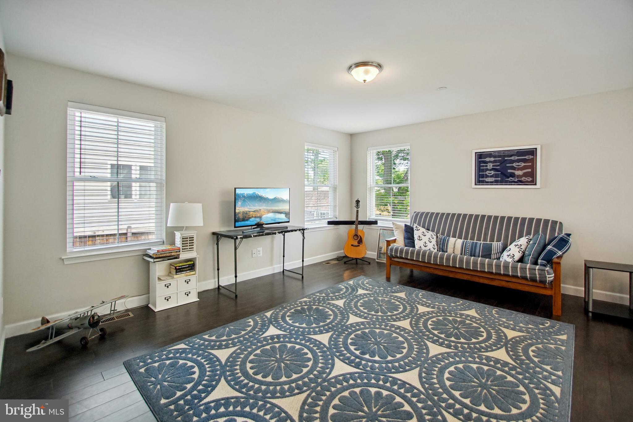 WOODLAND BEACH - Residential