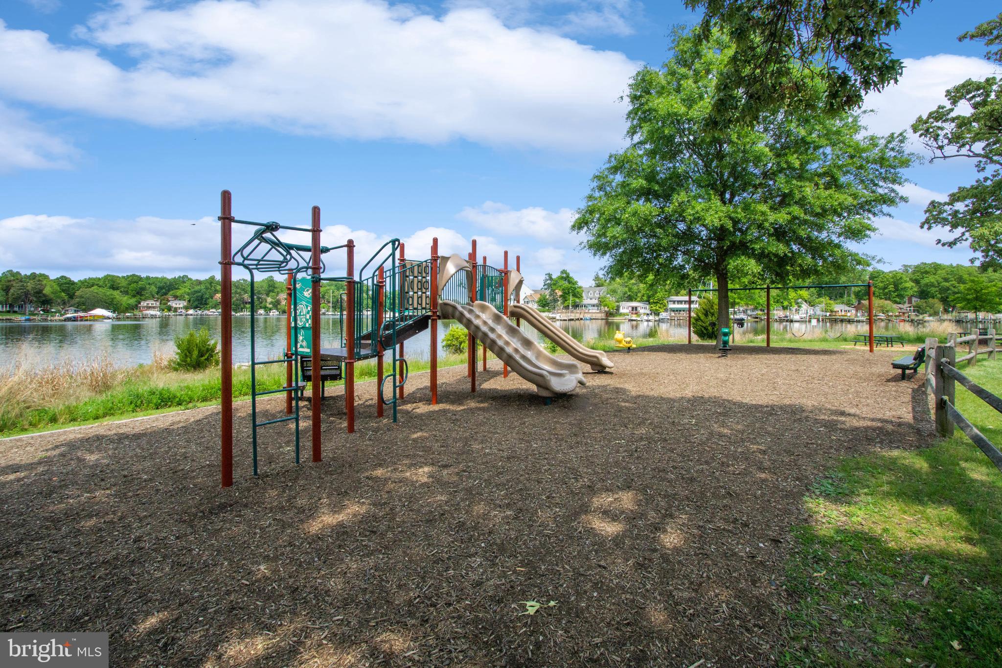 WOODLAND BEACH - Residential